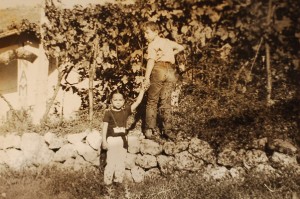 Cristina e Luigi Cataldi Madonna bambini di fronte a una vigna ad Ofena