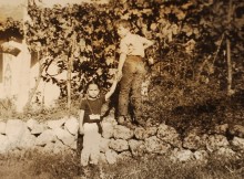 Cristina e Luigi Cataldi Madonna bambini di fronte a una vigna ad Ofena